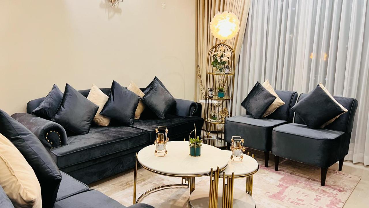 Sky Heights Luxury Apart Facing Centaurus Appartamento Islamabad Esterno foto
