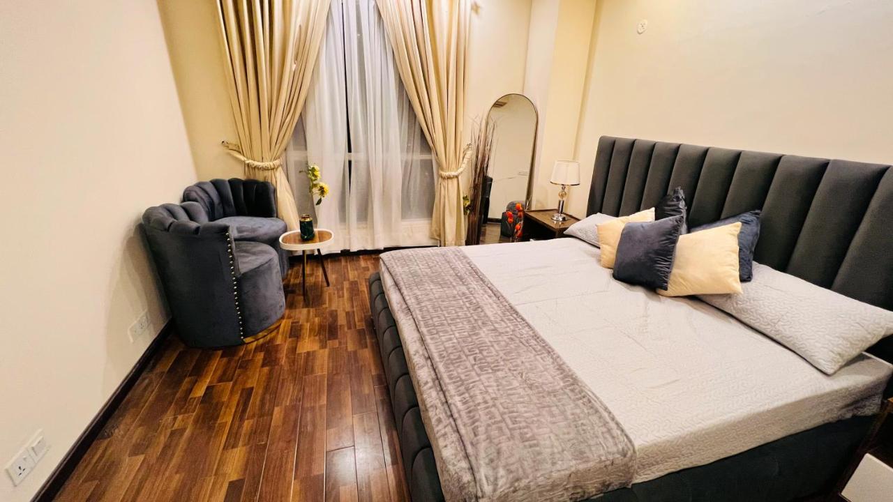 Sky Heights Luxury Apart Facing Centaurus Appartamento Islamabad Esterno foto