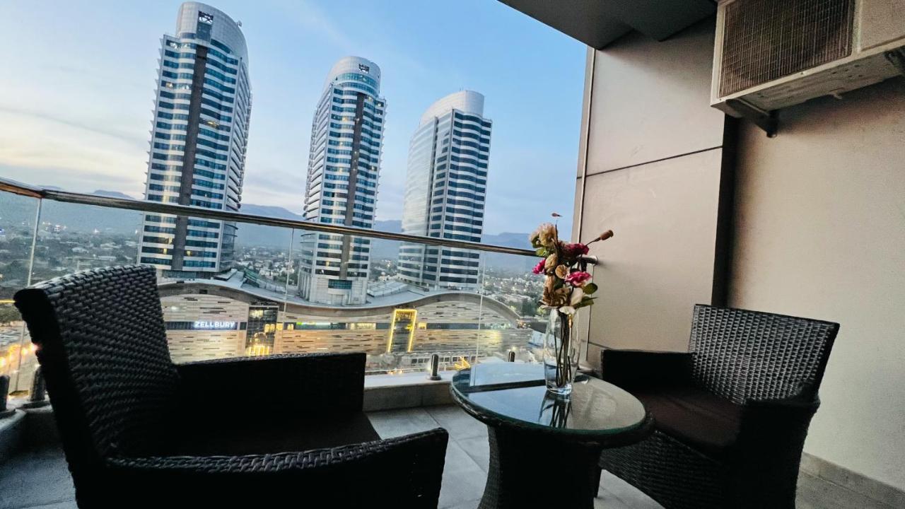 Sky Heights Luxury Apart Facing Centaurus Appartamento Islamabad Esterno foto