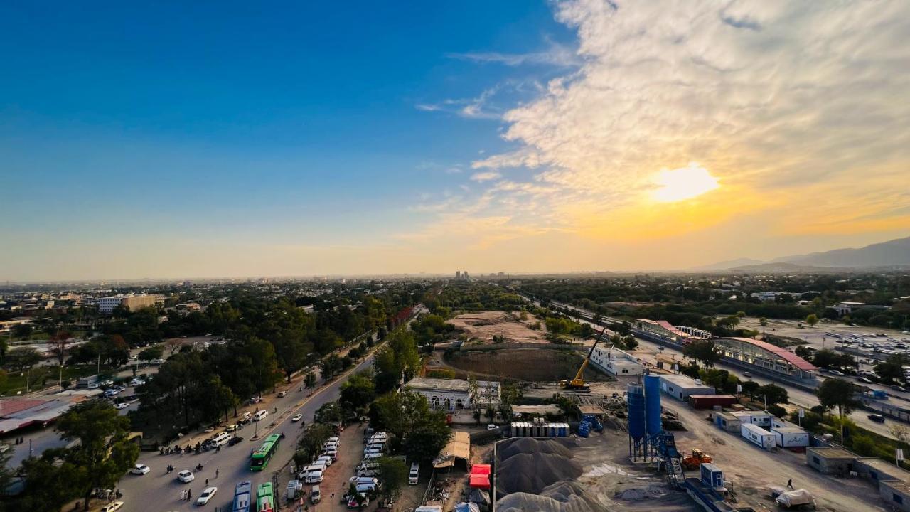 Sky Heights Luxury Apart Facing Centaurus Appartamento Islamabad Esterno foto
