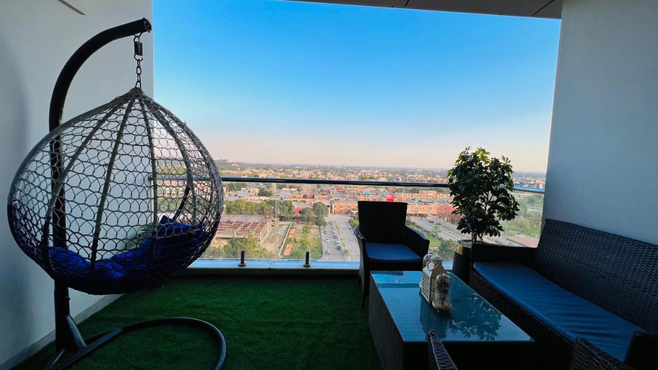 Sky Heights Luxury Apart Facing Centaurus Appartamento Islamabad Esterno foto