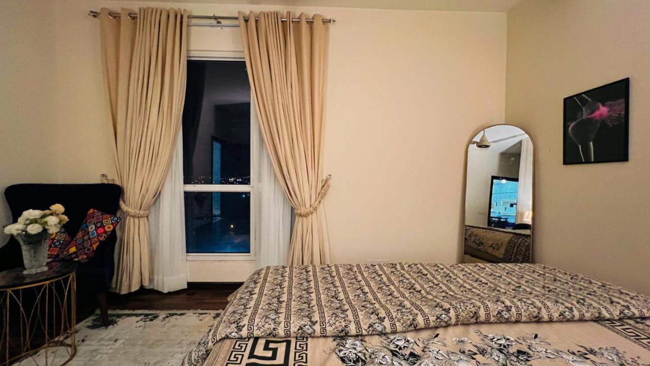 Sky Heights Luxury Apart Facing Centaurus Appartamento Islamabad Esterno foto