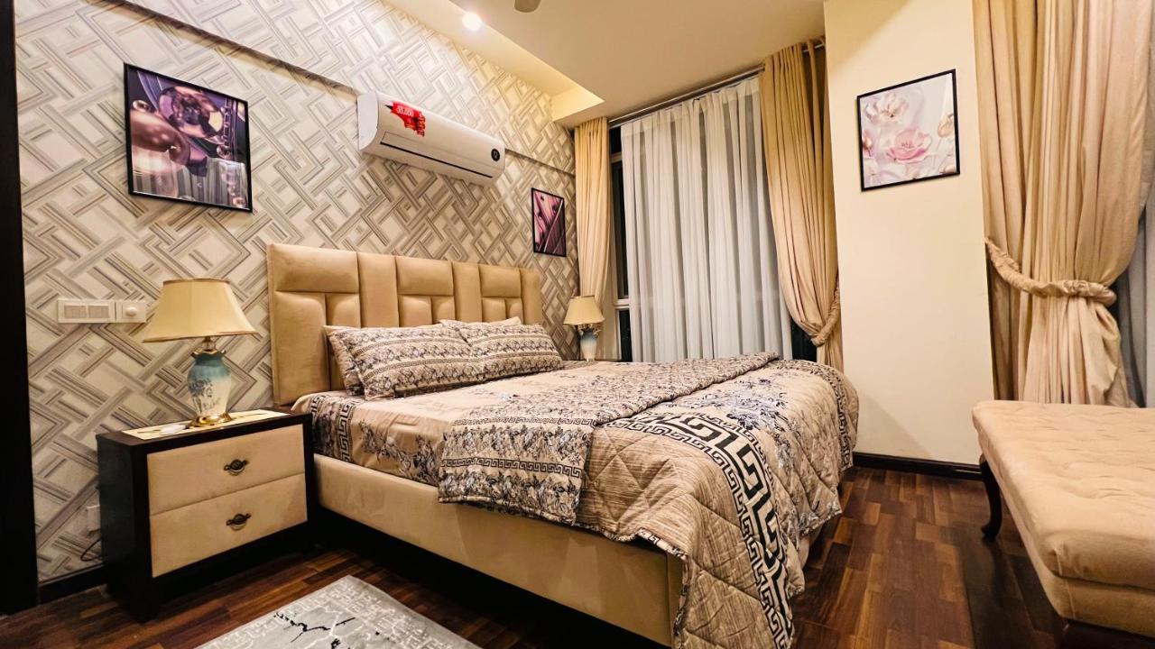 Sky Heights Luxury Apart Facing Centaurus Appartamento Islamabad Esterno foto