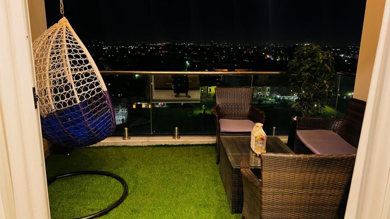 Sky Heights Luxury Apart Facing Centaurus Appartamento Islamabad Esterno foto