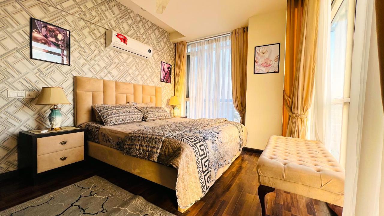 Sky Heights Luxury Apart Facing Centaurus Appartamento Islamabad Esterno foto