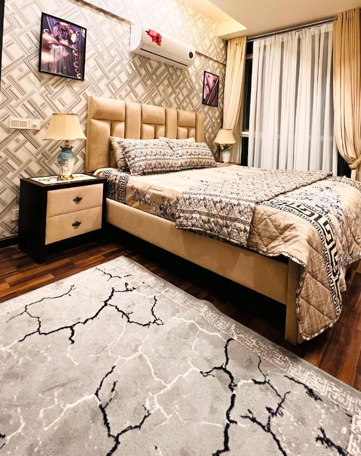 Sky Heights Luxury Apart Facing Centaurus Appartamento Islamabad Esterno foto