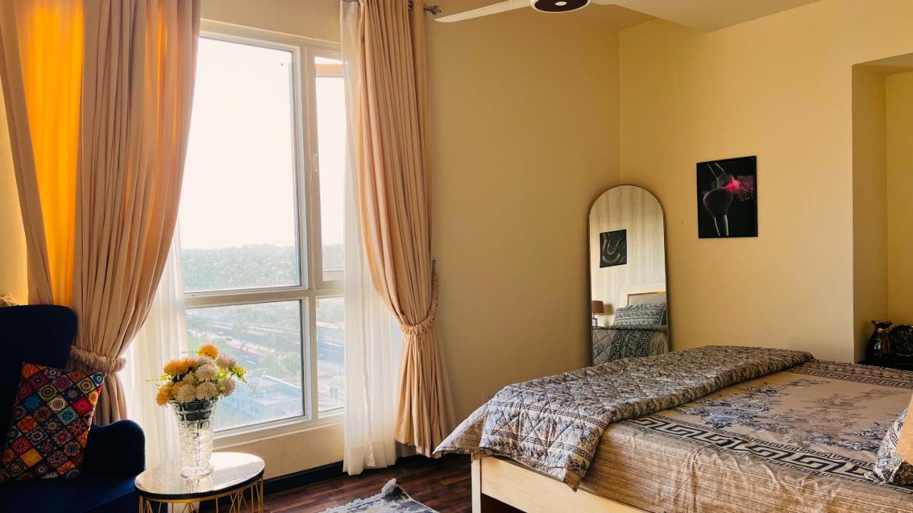 Sky Heights Luxury Apart Facing Centaurus Appartamento Islamabad Esterno foto