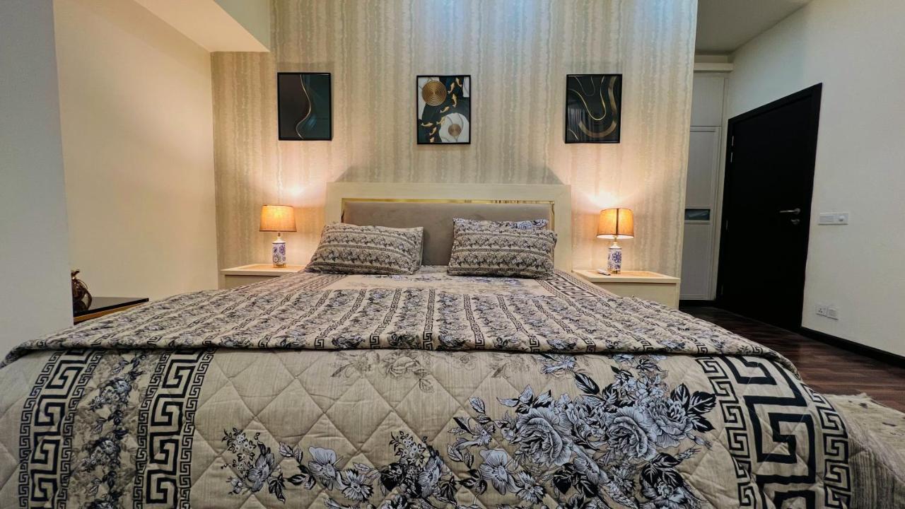 Sky Heights Luxury Apart Facing Centaurus Appartamento Islamabad Esterno foto