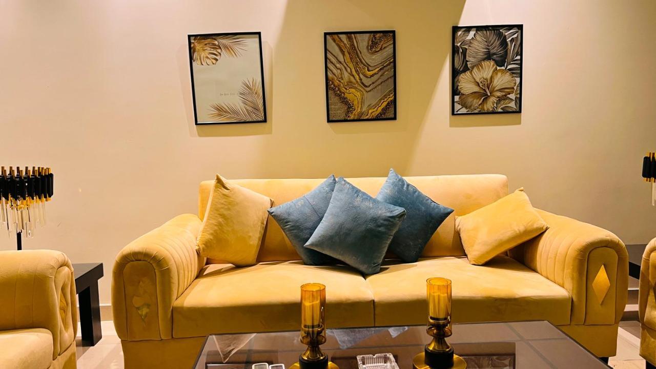 Sky Heights Luxury Apart Facing Centaurus Appartamento Islamabad Esterno foto
