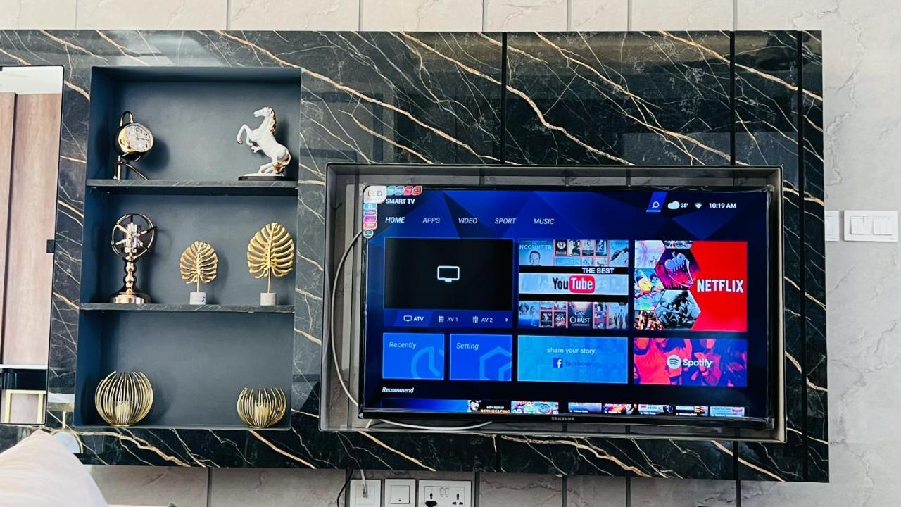 Sky Heights Luxury Apart Facing Centaurus Appartamento Islamabad Esterno foto